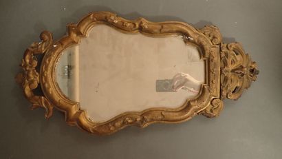 *Miroir de style baroque formant porte-lumière...