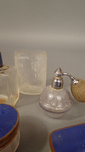 Garniture de toilette en verre et émail bleu...