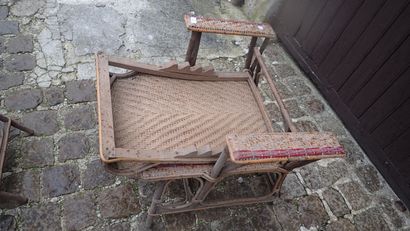 Chaise longue en rotin en partie teinté rouge,...