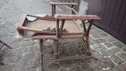 Chaise longue en rotin en partie teinté rouge,...