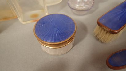 Garniture de toilette en verre et émail bleu...