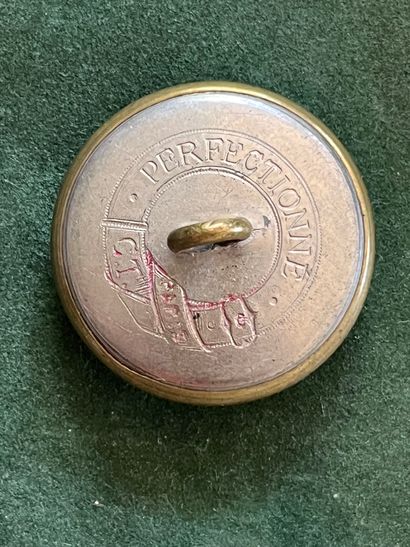 BOURG. Bouton de tenue de l’équipage Hallali...