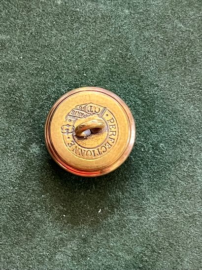 SO. Bouton de gilet de l’équipage Piqu’Hardy...