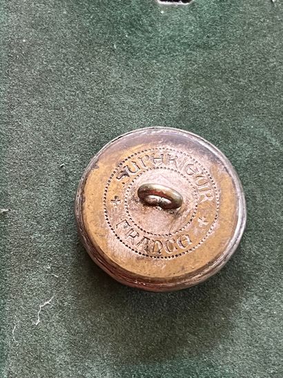 NOR. Bouton de tenue de l’équipage Beaumont...