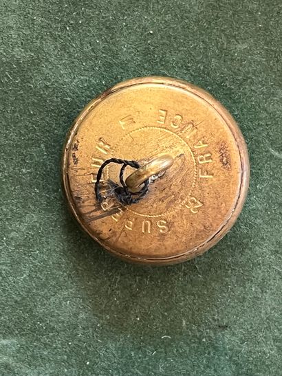 BOURG. Bouton de tenue de l’équipage d’Occey...