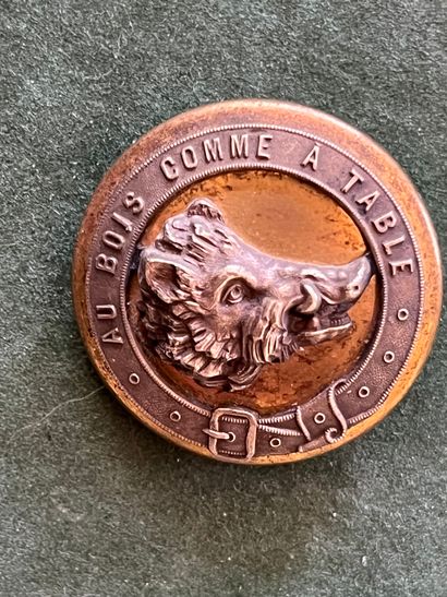 BOURB. Bouton de tenue du vautrait de La...