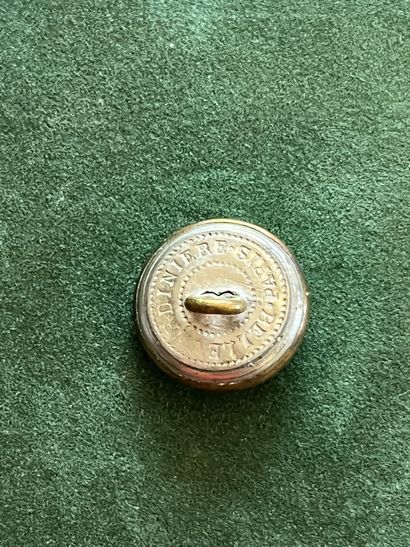 BOURB. Bouton de gilet de l’équipage de Frémont...