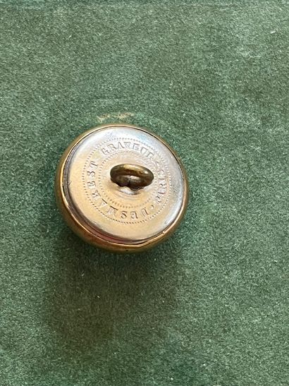 TOU. Bouton de gilet de l’équipage Puységur...