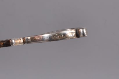 Set of two silver tongs including : 
- Silver...