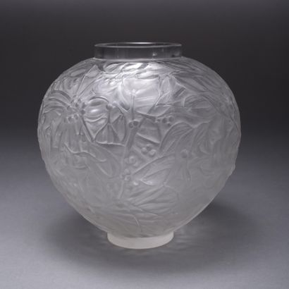 René LALIQUE (1860-1945). Globular vase,...