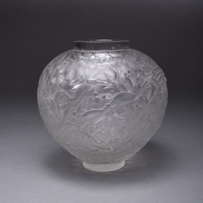 René LALIQUE (1860-1945). Globular vase,...