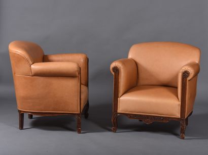Living room comprising a pair of club armchairs...