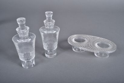 LALIQUE France. Huilier-vinaigrier in blown-molded...
