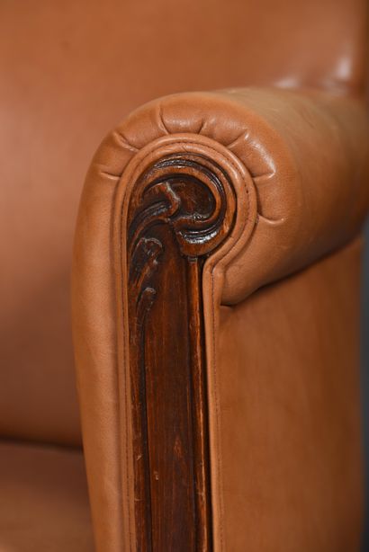 Living room comprising a pair of club armchairs...