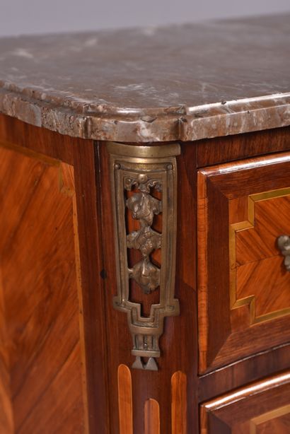 A lady's chest of drawers in veneered marquetry...
