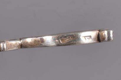 Set of two silver tongs including : 
- Silver...