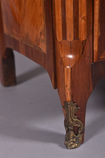 A lady's chest of drawers in veneered marquetry...