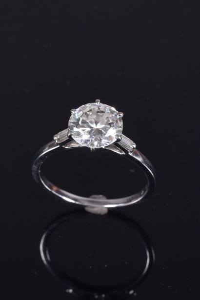 Solitaire ring in white gold (750 thousandths)...