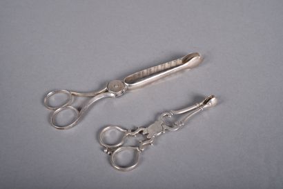 Set of two silver tongs including : 
- Silver...