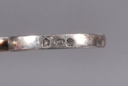 Set of two silver tongs including : 
- Silver...