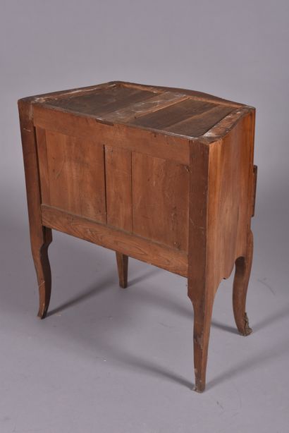 Small curved jumping chest of drawers in...