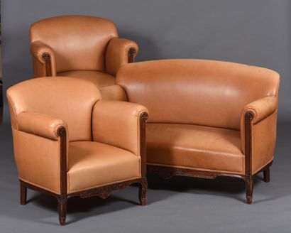 Living room comprising a pair of club armchairs...