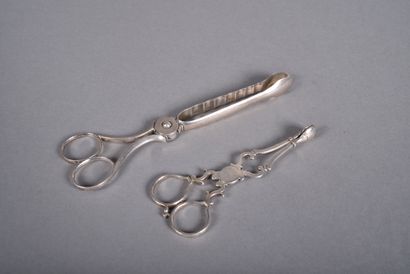 Set of two silver tongs including : 
- Silver...