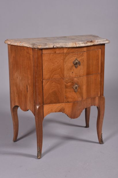 Small curved jumping chest of drawers in...