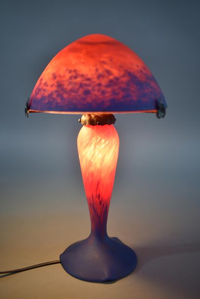Le Verre Français. Mushroom lamp in red and...