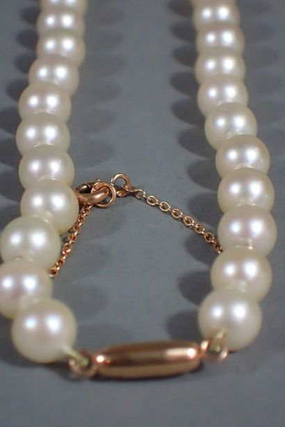 Shocker necklace with 65 white cultured pearls,...