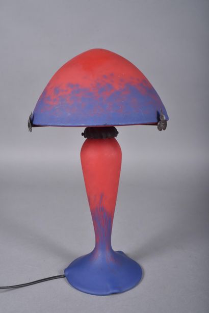 Le Verre Français. Mushroom lamp in red and...