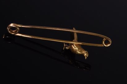 18K yellow gold hunting pin decorated with...