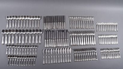 BOULENGER. A silver-plated household set,...