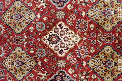 Large mechanical wool rug with floral motifs...