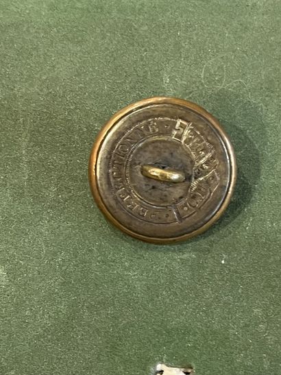 NOR. Bouton de tenue de l’équipage et du...