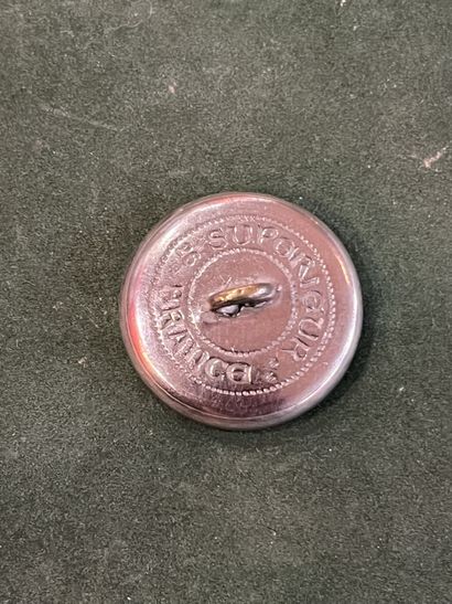 EST. Bouton de tenue de l’équipage des Officiers...
