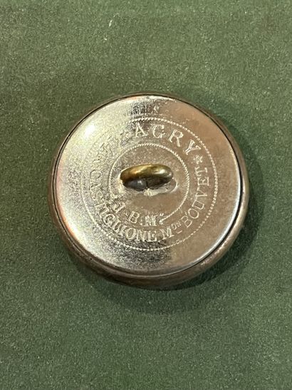 NOR. Bouton de tenue de l’équipage de Maintenon...