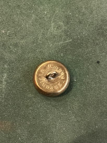 SO. Bouton de gilet de l'équipage Saula (1890-1898)...