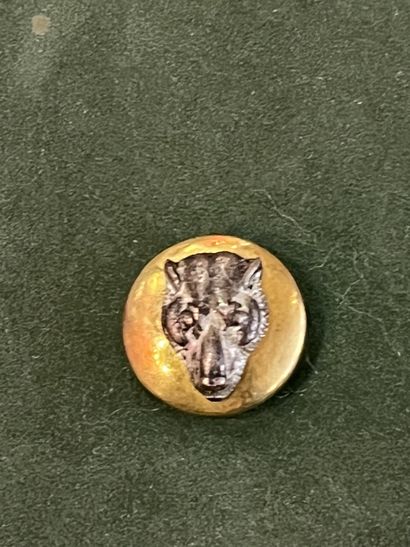 NIE. Bouton de gilet du vautrait de Guipy...