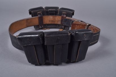 All. Ceinturon en cuir noir avec deux cartouchières,...