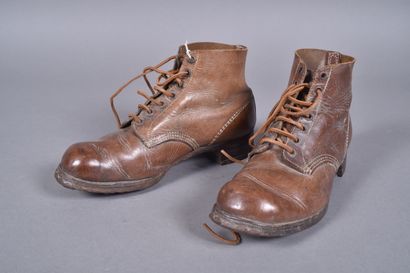 All- Paire de brodequin modèle 1937 en cuir...