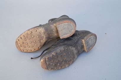 All- Paire de brodequins en cuir noirci,...