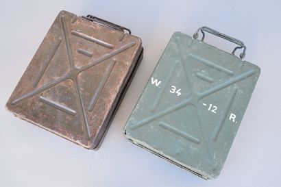 ALL- Deux boites à obus de mortier Grenade...