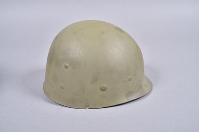 US- Casque M1. Coque en acier peinte en kaki...