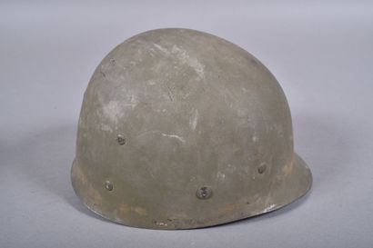 US- Casque M1. Coque en acier vert foncé...