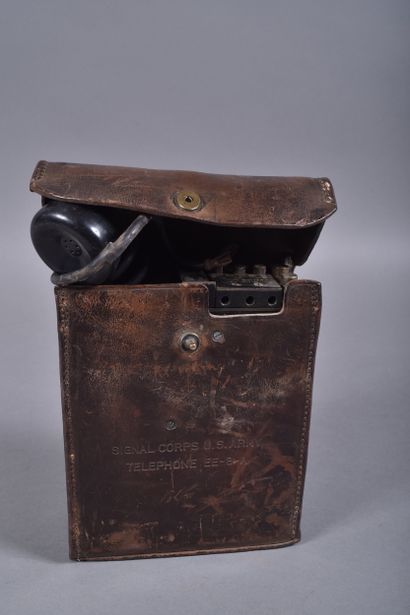 US- Téléphone de campagne EE-8 dans son étui...