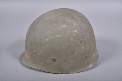 US- Casque M1. Coque en acier vert foncé...