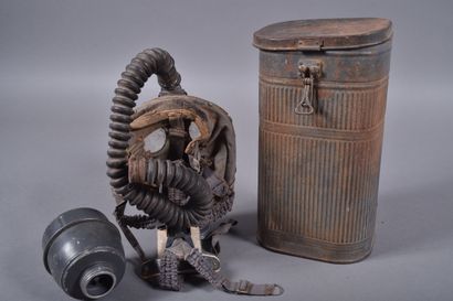 Fr- Masque à gaz modèle 1934 de la Marine...