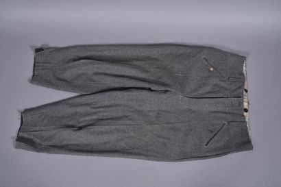 Pantalon droit en laine feldgrau. Deux poches...