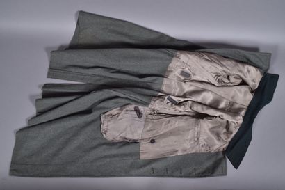 All. Manteau de troupe en drap feldgrau et...